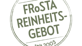 Eine kreisförmige Briefmarke mit grüner Schrift und der Aufschrift „20 Jahre FRoSTA REINHEITSGEBOT seit 2003“ feiert 20 Jahre Reinheitsversprechen von FRoSTA Tiefkühlprodukten.