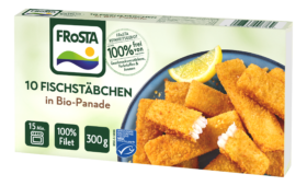 Eine Schachtel FRoSTA Fischstäbchen Bio in Bio-Panade mit goldbraunen Fischstäbchen, 100 % Filet, 300 g, fertig in 15 Min., dazu eine Zitronenspalte auf einem Teller.