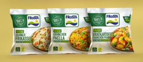 Drei FRoSTA Tiefkühlprodukte (Veggie Hüner Frikassee, Veggie Hähnchen Paella, Veggie Bratkartoffel Hähnchen Pfanne) auf gelbem Hintergrund.