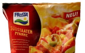 Eine FRoSTA Südstaaten Pfanne mit Bild eines Gemüse-Fleisch-Pfannengerichts und NEU!-Hinweis, inkl. Reinheitsgebot-Angaben auf Deutsch.