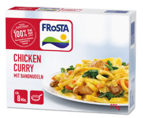 Eine Packung FRoSTA Chicken Curry mit Nudeln: gelbes Curry, Hähnchen, Gemüse, Pasta. „100 % frei von Zusatzstoffen“, fertig in 8 Minuten.