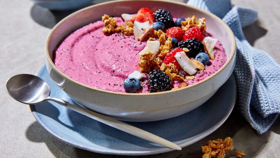 Smoothie Bowl mit Beerenfrüchten - FRoSTA.de