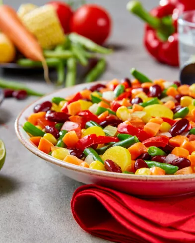 Ein bunter Gemüsesalat mit FRoSTA Bio Gemüse Mix, Bohnen, Karotten, Mais und grünen Bohnen – ideal für mexikanische Küche.