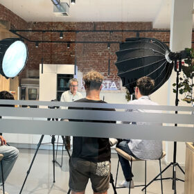 Drei Personen sitzen auf Hockern in einem Studio mit Backsteinwänden und sprechen über das Reinheitsgebot von FRoSTA-Tiefkühlprodukten.