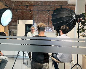 Drei Personen sitzen auf Hockern in einem Studio mit Backsteinwänden und sprechen über das Reinheitsgebot von FRoSTA-Tiefkühlprodukten.