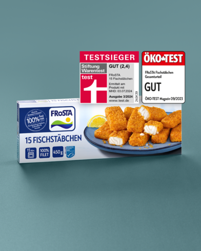 Eine Packung FRoSTA 15 Fischstäbchen steht auf türkis. Das Bild zeigt FRoSTA Fischstäbchen, dazu ÖKO-TEST und Stiftung Warentest Auszeichnungen.