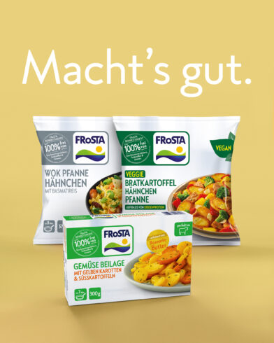 Drei FRoSTA Tiefkühlprodukte (Wok Pfanne Hähnchen, Veggie Bratkartoffel Hähnchen Pfanne, Gemüse Beilage) auf gelbem Hintergrund, Text: Macht’s gut.