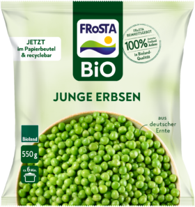Ein 550g-Paket FRoSTA Bioland Junge Erbsen mit grünen Erbsen vorne. Die recycelbare Papierverpackung enthält deutsche Bio-FRoSTA-Erbsen.