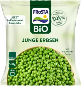 Ein 550g-Paket FRoSTA Bioland Junge Erbsen mit grünen Erbsen vorne. Die recycelbare Papierverpackung enthält deutsche Bio-FRoSTA-Erbsen.