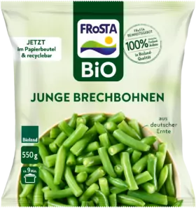 Eine 550g-Verpackung FRoSTA Bioland Junge Brechbohnen zeigt geschnittene Bohnen. Die recycelbare Verpackung betont „100 % Bioland-Qualität“.