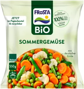Eine Packung FRoSTA Bioland Sommergemüse Tiefkühlgemüse mit gemischten Karotten, Erbsen, Blumenkohl und Bohnen in einer recycelbaren Papierverpackung.