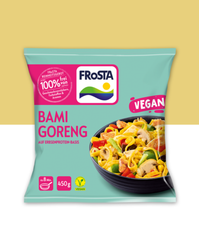 Eine Packung FRoSTA Bami Goreng, ein veganes Pfannengericht mit Erbsenprotein, in türkisfarbener Verpackung, fertig in 8 Minuten. Vegan ist hervorgehoben.