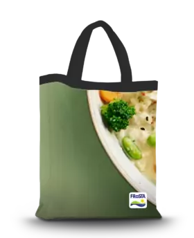 Eine grüne FRoSTA-Verpackung mit Logo zeigt Nahaufnahme eines Gemüse-Reis-Gerichts mit Brokkoli und Edamame + stylischer FRoSTA-Tasche.
