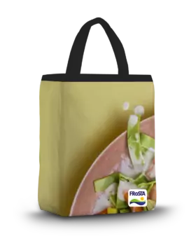 Eine wiederverwendbare FRoSTA Tiefkühltasche zeigt einen Salat mit cremigem Dressing, Avocado und das FRoSTA Logo unten rechts auf der Tasche.