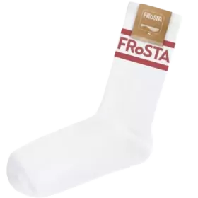 Eine weiße Socke mit zwei roten Streifen und dem Wort FRoSTA in fetten roten Buchstaben oben sowie einem Etikett mit dem FRoSTA-Markenlogo.