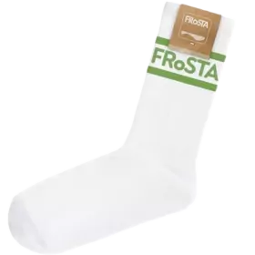 Eine einzelne FRoSTA Socken Weiß-Grün zeigt zwei grüne Streifen und das FRoSTA Logo. Ein brauner FRoSTA-Kartonanhänger ist am Bündchen befestigt.