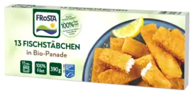 Eine Schachtel FRoSTA Fischstäbchen in Bio Panade: knusprige Fischstäbchen, 100 % Filet, 390 g, Bio-Panade – fertig in 15 Minuten.