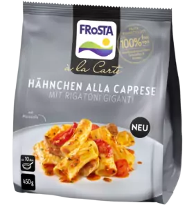 Eine Tüte FRoSTA-Nudeln auf einem weißen Teller, perfekt für die Zubereitung von Hähnchen alla Caprese mit Rigatoni.