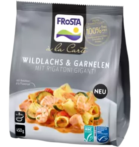 FRoSTA à la Carte Tiefkühlgericht mit Wildlachs, Garnelen, Rigatoni und Kräutern. 450g. Gemüse in Tomatensauce auf der Verpackung.