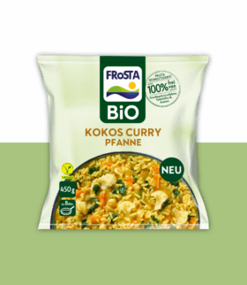 Eine Packung FRoSTA Bio Kokos-Curry-Pfanne (Tiefkühlgericht) mit leuchtend gelbem Reis und Gemüse auf der Vorderseite. Die Verpackung unterstreicht, dass dieses FRoSTA Tiefkühlprodukt vegan, biologisch und ein neues Produkt ist.