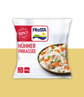 Eine Packung FRoSTA Hühnerfrikassee. Auf der Vorderseite sind Reis, Hähnchen, Erbsen und Karotten in einer Schüssel abgebildet. Der Beutel ist weiß mit roten und gelben Akzenten und enthält 500 g des FRoSTA Tiefkühlprodukts.