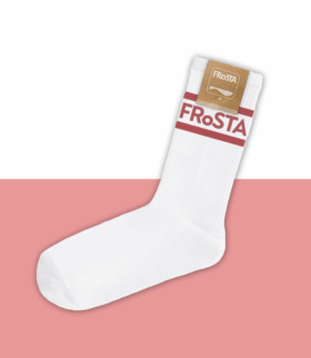 Eine einzelne weiße Socke mit zwei roten Streifen und dem Wort FRoSTA in kräftigen roten Buchstaben nahe des oberen Randes, vor einem rosa-weißen Hintergrund. Ein braunes Etikett mit dem Markennamen ist nahe am Bündchen befestigt.