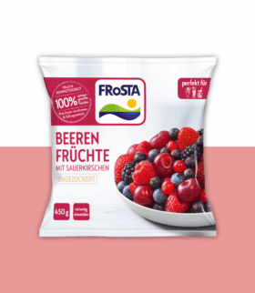 Eine FRoSTA-Tiefkühlfruchtmischung mit der Aufschrift „Beeren Früchte mit Sauerkirschen ungezuckert“, versehen mit einem Bild verschiedener Beeren und Sauerkirschen in einer weißen Schale auf weiß-rotem Hintergrund, 450g.