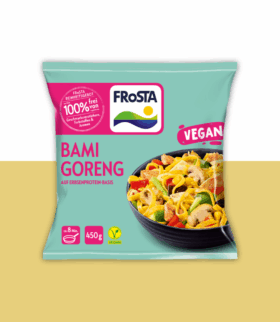 Ein türkisfarbenes FRoSTA Bami Goreng Tiefkühlprodukt mit Nudeln, Gemüse und Tofu, vegan mit Erbsenprotein, 450g.