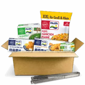 Eine geöffnete Fisch & mehr Box enthält FRoSTA-Tiefkühlprodukte: panierte Fischstäbchen, Spinat, Hühnerpfannengericht, und vorne eine Servierzange.