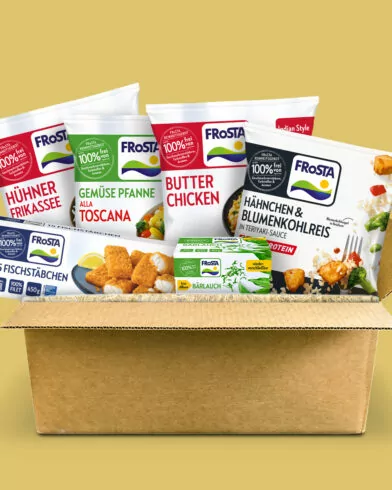 Eine Best of FRoSTA Box aus Karton mit FRoSTA Tiefkühlprodukten wie Butter Chicken, Hühner Frikassee, Gemüse Pfanne und Fischstäbchen.