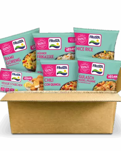 Ein Karton mit verschiedenen FRoSTA Tiefkühlprodukten wie Vegane Klassiker, Bami Goreng, Hühner Frikassee, Chili con Quinoa u. v. m. vor gelbem Hintergrund.