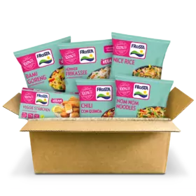 Vegane Klassiker Box mit sechs bunten FRoSTA-Tiefkühlprodukten vor weißem Hintergrund: Bami Goreng, Veggie Stäbchen, Hühner Frikassee, Chili con Quinoa, Nice Rice & Nom Nom Noodles.