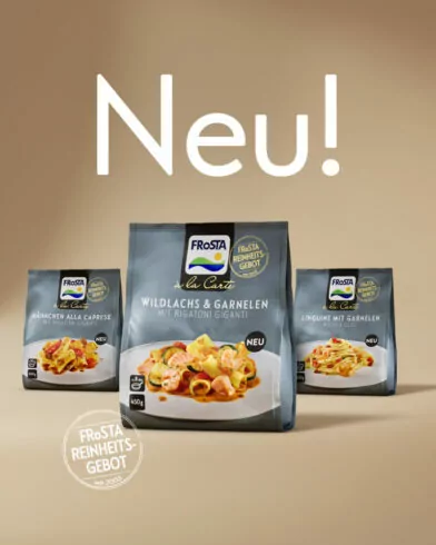 Drei FRoSTA-Tiefkühlprodukte auf beigem Hintergrund, mittig mit Lachs-Garnelen-Pasta. Oben steht groß "Neu!".