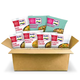 Eine Asia-Box aus Karton mit 7 bunten FRoSTA Tiefkühlprodukten: Nasi Goreng, Bami Goreng, Curry, Nice Rice und Butter Chicken.