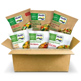 Eine offene Boost Box mit sechs FRoSTA Tiefkühl-Gemüse- und Pfannengerichten vor weißem Hintergrund, bunt und grün etikettiert.