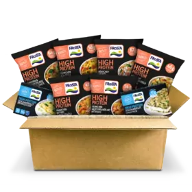 Eine Protein Boost Box mit mehreren FRoSTA High Protein Tiefkühlprodukten, deren Verpackungen die zubereiteten Gerichte zeigen.
