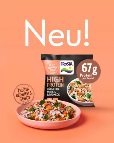 FRoSTA High Protein Chicken mit Reis & Brokkoli aus der FRoSTA Tiefkühlprodukte-Range, "Neu!" und 67g Protein pro Beutel hervorgehoben.