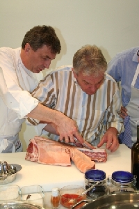 Hans Haas führt Werksleiter Bernd Heise die Hand beim Auslösen des Lammrückens